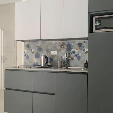 Location ! New, Modern, Old Town *