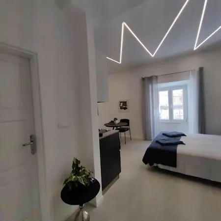 Location ! New, Modern, Old Town *