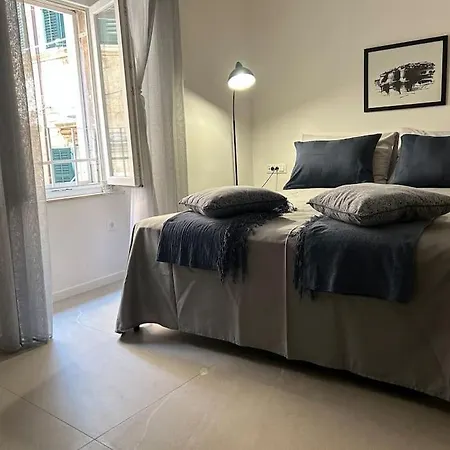 Location ! New, Modern, Old Town *