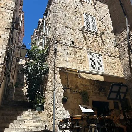 Location ! New, Modern, Old Town Διαμέρισμα *